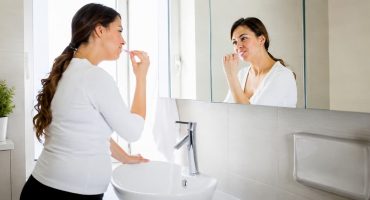 Έγκυος φροντίζει τη στοματική υγεία στην εγκυμοσύνη βουρτσίζοντας τα δόντια της
