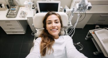 Ασθενής σε οδοντιατρική καρέκλα πριν από εξαγωγή φρονιμίτη