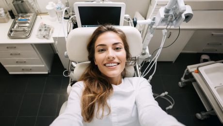 Εξαγωγή Φρονιμίτη Ασθενής σε οδοντιατρική καρέκλα πριν από εξαγωγή φρονιμίτη