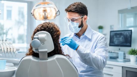 Εμφυτευματολόγος εξετάζει ασθενή πριν από την τοποθέτηση οδοντικών εμφυτευμάτων