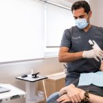 Αδωνις Αντονίου οδοντίατρος με ασθενη