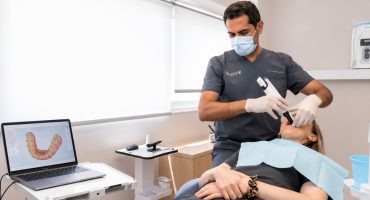 Αδωνις Αντονίου οδοντίατρος με ασθενη